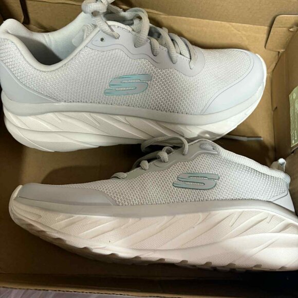 Skechers Ladies D'Lux Ultra Sneaker sz6 - Picture 1 of 6